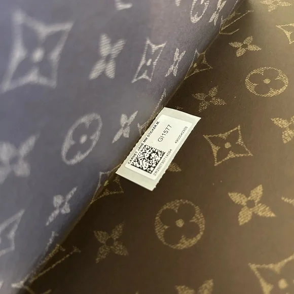 Louis Vuitton Jane New York Notebook with Vivienne as Lady Liberty. - Picture 5 of 7